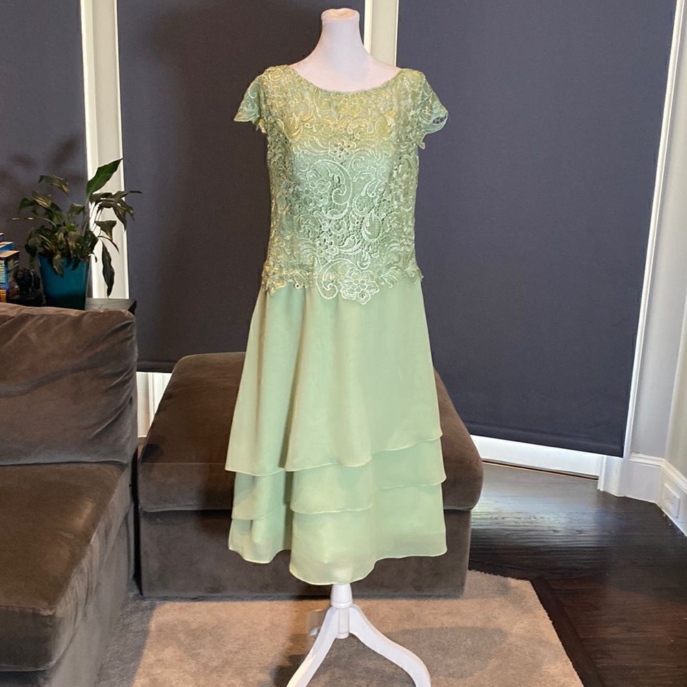 Women’s Green Chiffon & Lace Mid Length Dress with a Zip Up Back Size L NWOT